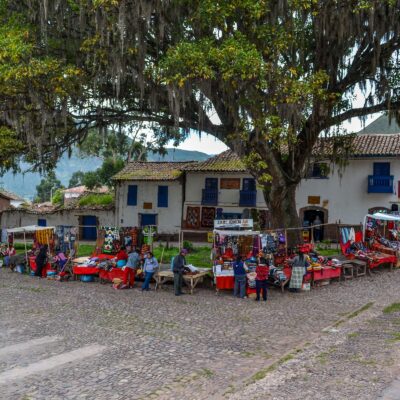 Plaza de Armas de Andahuaylillas Mercado